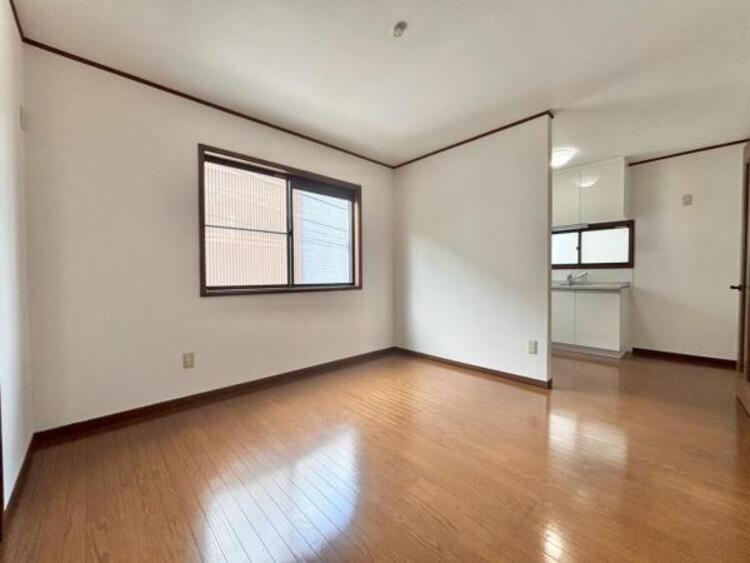 居間 お気に入りのソファで一日ゆったりとくつろぐ時間を最優先にする。寝る前のひととき、柔らかな光の下で画集を開きながら静かなときを過ごしたい。そんな自分スタイルをかなえられる空間です。