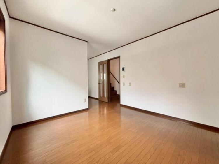 居間 家族が集まるリビングは明るさが取れる設計に。続き間の洋室はお子様を遊ばせるスペースとしても重宝します。ライフスタイルの変化にも対応しやすい間取り設計にしました