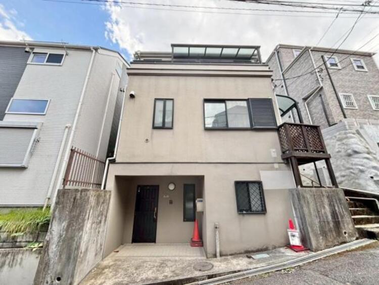 外観 主張し過ぎないシャープなフォルムで佇む邸宅は、完成形の姿を見せてくれます。実際の日当たりや現地の雰囲気もご確認くださいませ。