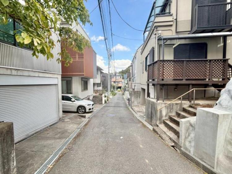 外観 前面道路は車通りの少ない道です。小さなお子様も安心してお過ごしいただけます。