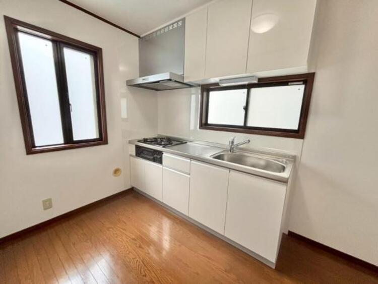 キッチン 白色を基調とした清潔感のあるキッチン。使い勝手の良い設備のキッチンで効率よくお料理ができます。