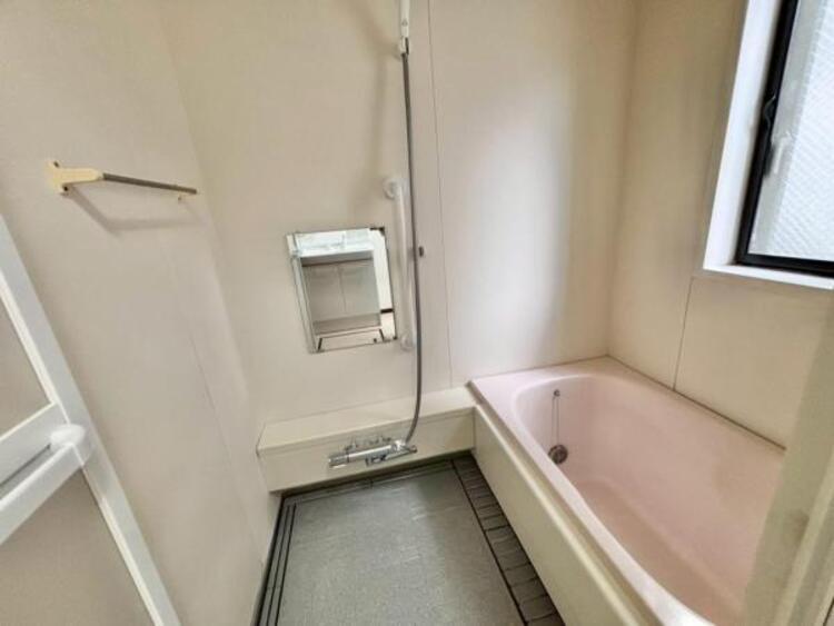 風呂 光に照らし出されたバスルーム。膨よかな湿度と静かに揺れる眼前の水面。広い浴槽にゆっくりと身を沈め深く瞑想をすれば、また新たな活力が膨らんできます。