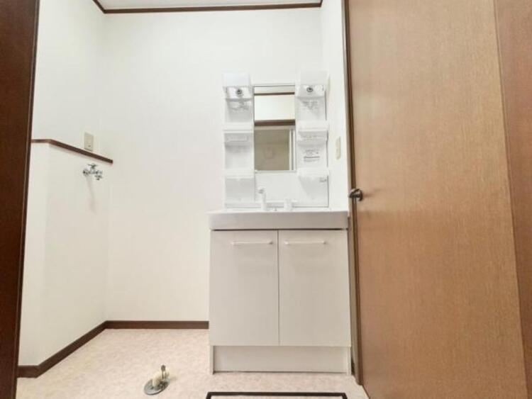 洗面 空間を効率的に利用し収納スペースを確保。一日の始まりと終わりを美しく演出します。