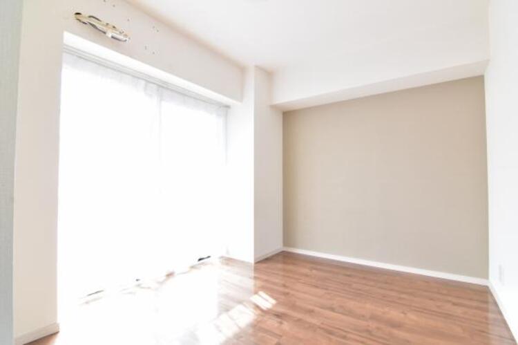 内装 窓から注がれる光で家族とのコミュニケーションも明るくなりそうな居室です。 