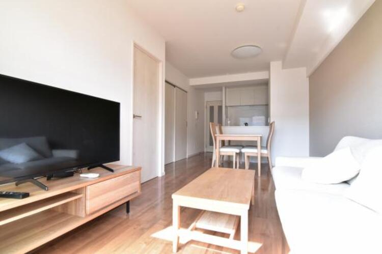 居間 くつろげるリビングは話に夢中になりすぎて時間を忘れてしまう。そんな束の間の幸せを感じられる空間です。 