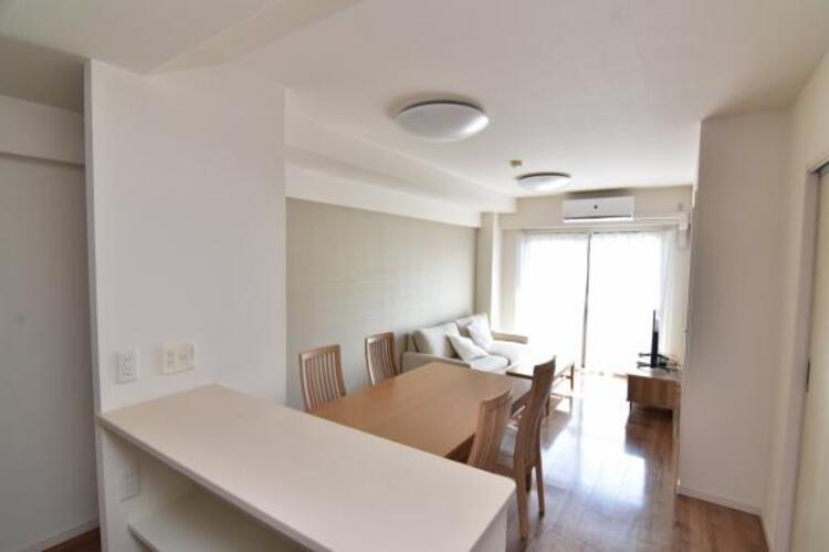 居間 落ち着きのあるリビングです。お友達が遊びに来た時にも使えますし、ちょっと疲れた時にお昼寝できるのも嬉しいですね。 