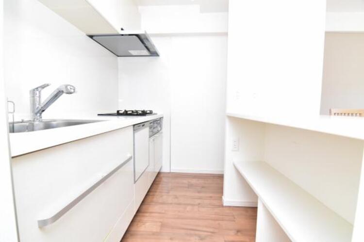 キッチン 広々としたシステムキッチンは2人で立っても窮屈さを感じさせません。お休みの日にご家族みんなでお料理を楽しめます。 