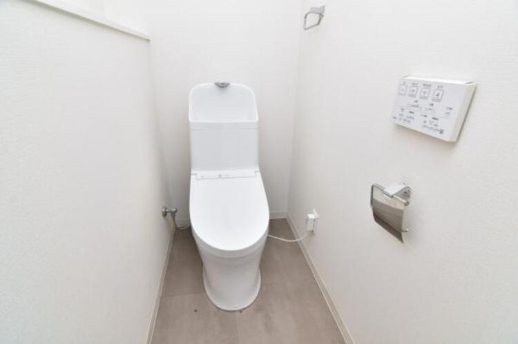 トイレ 毎日使う場所だからこそ、使い勝手を考慮しました。白を基調に、飽きのこない空間は質感豊かな仕上がりとなっております。 