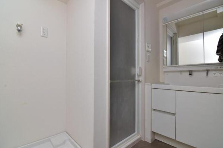 洗面 清潔感のあるワイドな洗面台は収納力もあり、いつでもすっきりとした洗面室に。 