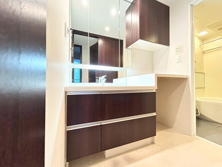 その他 清潔感を感じられる洗面化粧台。