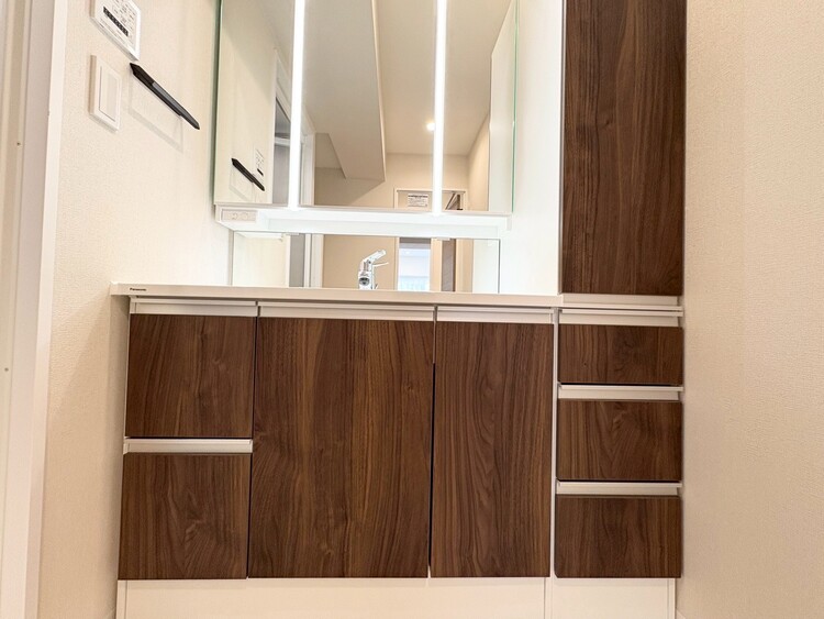 その他 清潔感を感じられる洗面化粧台。