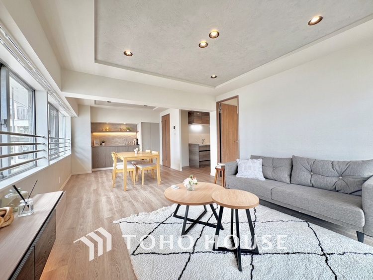 内装 【living】居心地のいい暮らしには欠かせない眩い採光。ゆったりとした幅の窓からこの空間に降り注ぐ採光が絶えない。明るいリビングこそ居心地のいい暮らしが待っているのだと思う。