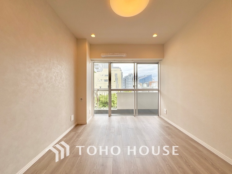 内装 【ROOM】感性を育むプライベートルームはシンプルでスマートな空間。好みの空間で読書をしたり、音楽を聞いたりと一人の時間も充実したものにできます。