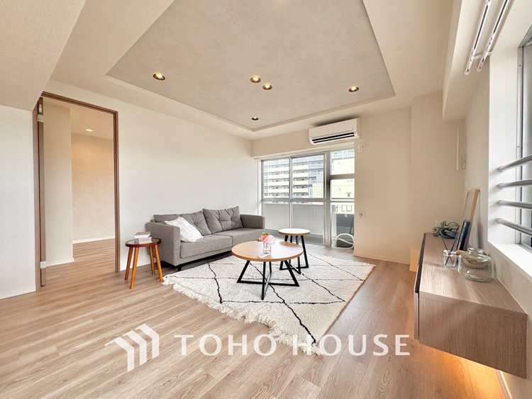 内装 叶えたかったのは落ち着きのあるナチュラルな風合い、そして開放感があるリビング。優雅な気分に浸れる幸せな時間を家族が自然と集まりたくなるこの空間で。