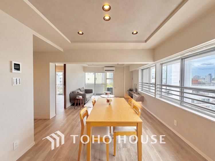 内装 ◆瀟洒な空間◆落ち着いた小棚や室内の緑光、アクセントのある彩が見事に調和させた瀟洒なリビングルーム。ここに集まる家族の会話と笑顔が絶え間なく続く幸せな空間。