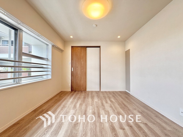 内装 風の通り道。舞い込んでくる風が優しく躍り、室内に爽やかな空気を運んでくる。そこに季節の息吹を感じて、いまがどんな季節なのかを実感する。