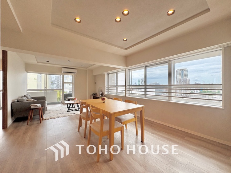 内装 ここはみんなが集い、食事と楽しい会話が始まる場所。話に夢中になりすぎて、ついつい時を忘れ、夜半過ぎになってしまう。そんな束の間の幸せを感じさせてくれます。