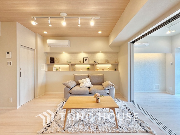 内装 【living】居心地のいい暮らしには欠かせない眩い採光。ゆったりとした幅の窓からこの空間に降り注ぐ採光が絶えない。明るいリビングこそ居心地のいい暮らしが待っているのだと思う。