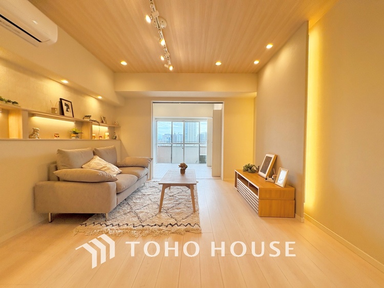 内装 叶えたかったのは落ち着きのあるナチュラルな風合い、そして開放感があるリビング。優雅な気分に浸れる幸せな時間を家族が自然と集まりたくなるこの空間で。