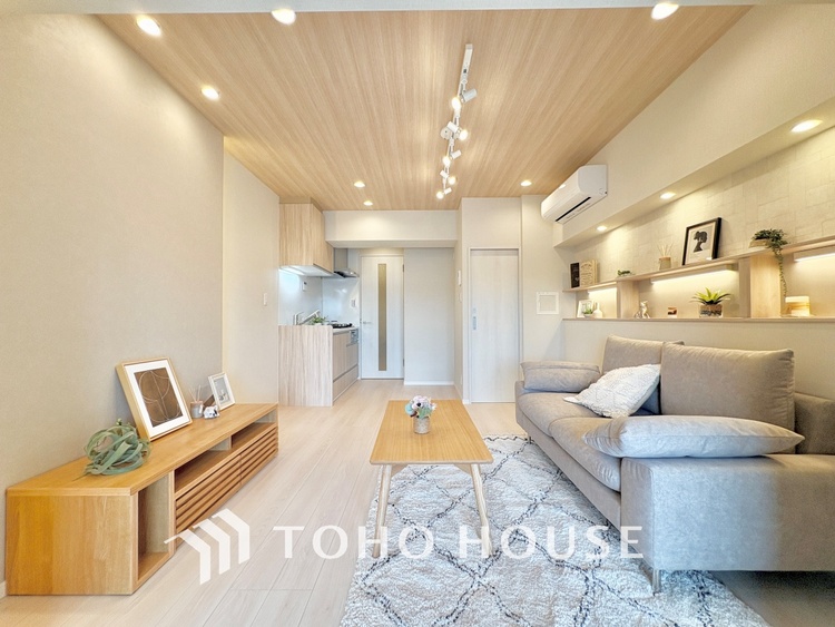 内装 ◆瀟洒な空間◆落ち着いた小棚や室内の緑光、アクセントのある彩が見事に調和させた瀟洒なリビングルーム。ここに集まる家族の会話と笑顔が絶え間なく続く幸せな空間。