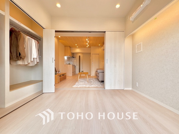 内装 風の通り道。舞い込んでくる風が優しく躍り、室内に爽やかな空気を運んでくる。そこに季節の息吹を感じて、いまがどんな季節なのかを実感する。