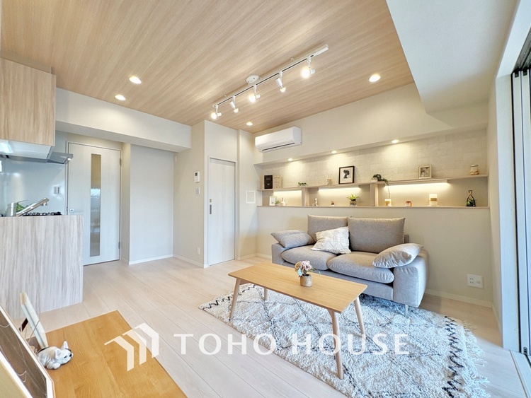 内装 ここはみんなが集い、食事と楽しい会話が始まる場所。話に夢中になりすぎて、ついつい時を忘れ、夜半過ぎになってしまう。そんな束の間の幸せを感じさせてくれます。