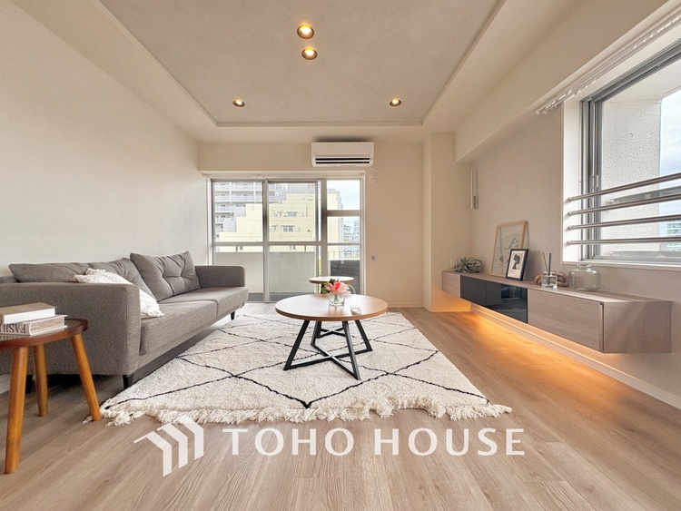 内装 ◆瀟洒な空間◆落ち着いた小棚や室内の緑光、アクセントのある彩が見事に調和させた瀟洒なリビングルーム。ここに集まる家族の会話と笑顔が絶え間なく続く幸せな空間。