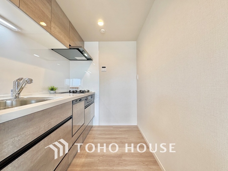 キッチン 手元の収納から、足元の収納までが全てスライド式で、奥のスペースまで有効に活用できます。奥まで上から見渡せるので、たまにしか使わない調理器具もサッと取出せます。