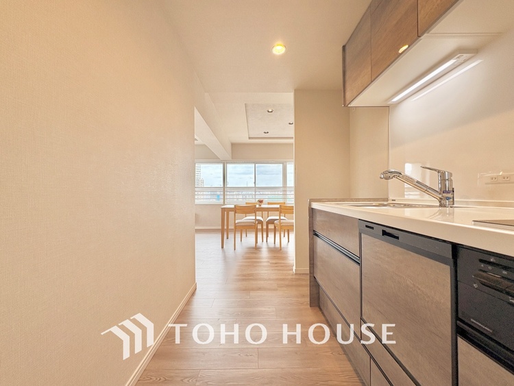 キッチン キッチンは家族の絆を育む大切な空間。シンプルで使い易いシステムキッチンで愉しく作る料理は愛情のある美味しいご馳走に。家族で使える対面式キッチンです。