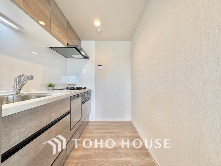 キッチン 広々としたキッチンのシンクは、料理の準備と片付けを楽にし、使いやすさを最大限に引き立てます。