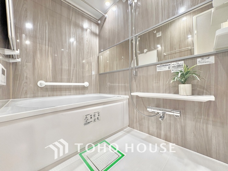 風呂 【浴室】《一日の疲れを落としてくれる場所は、落ち着く場所でなければならない》　高級感溢れるカラーと大きさ・柔らかな曲線で構成された半身浴も楽しめるバスタブが心地よさをもたらします。