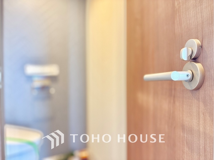 トイレ 清潔感あるホワイト調のクロスと温もり溢れるモダンカラーの床材が見事に調和した本邸宅は、毎日の生活を少しでも快適に過ごして頂ける様に落ち着いた雰囲気作りから行っています。