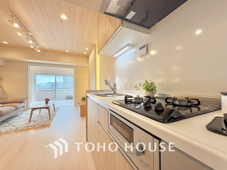 内装 ◆瀟洒な空間◆落ち着いた小棚や室内の緑光、アクセントのある彩が見事に調和させた瀟洒なリビングルーム。ここに集まる家族の会話と笑顔が絶え間なく続く幸せな空間。