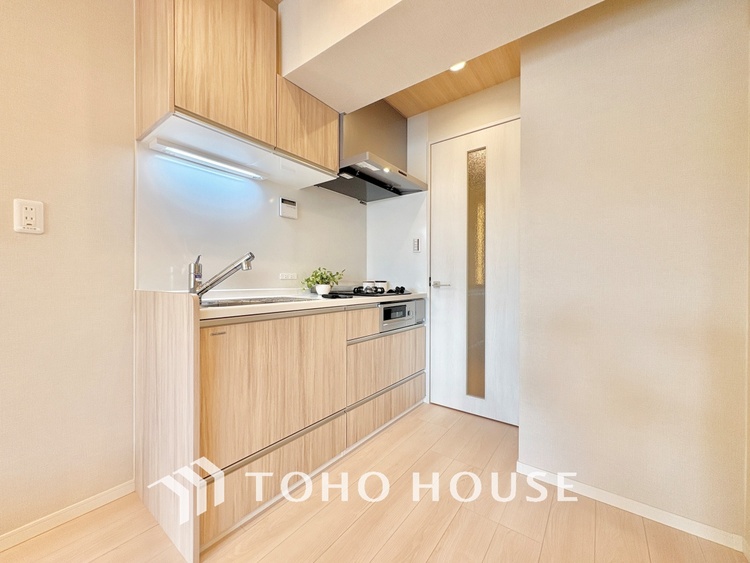 キッチン キッチンは家族の絆を育む大切な空間。シンプルで使い易いシステムキッチンで愉しく作る料理は愛情のある美味しいご馳走に。家族で使える対面式キッチンです。