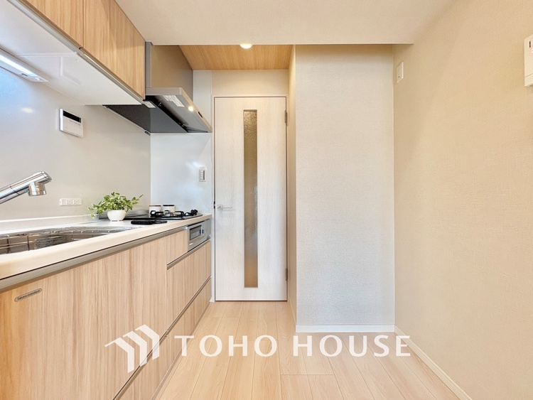 キッチン 広々としたキッチンのシンクは、料理の準備と片付けを楽にし、使いやすさを最大限に引き立てます。