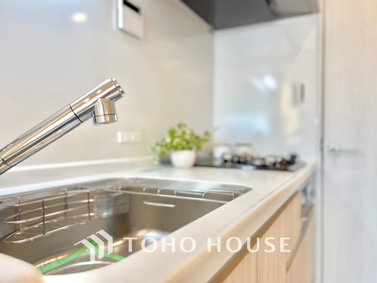 キッチン キッチンは家族の絆を育む大切な空間。シンプルで使い易いシステムキッチンで愉しく作る料理は愛情のある美味しいご馳走に。家族で使える対面式キッチンです。