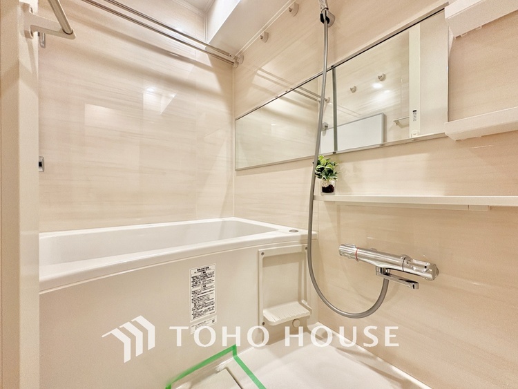 風呂 【浴室】《一日の疲れを落としてくれる場所は、落ち着く場所でなければならない》　高級感溢れるカラーと大きさ・柔らかな曲線で構成された半身浴も楽しめるバスタブが心地よさをもたらします。