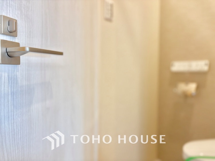 トイレ 清潔感あるホワイト調のクロスと温もり溢れるモダンカラーの床材が見事に調和した本邸宅は、毎日の生活を少しでも快適に過ごして頂ける様に落ち着いた雰囲気作りから行っています。