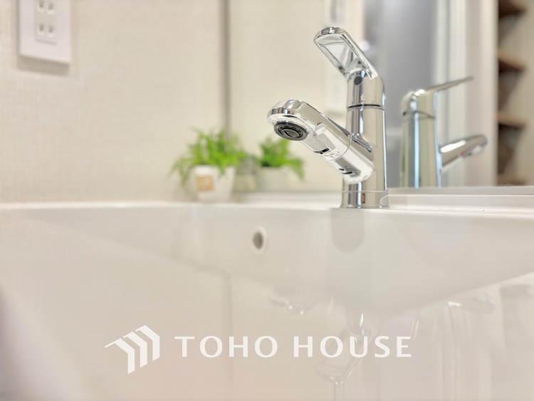 洗面 気持ちの良い朝をつくりだし、夕方には笑顔を取り戻させてくれるミラー。パウダールームはいつでも本来の自分を取り戻せる空間。明るく仕上げてあります。