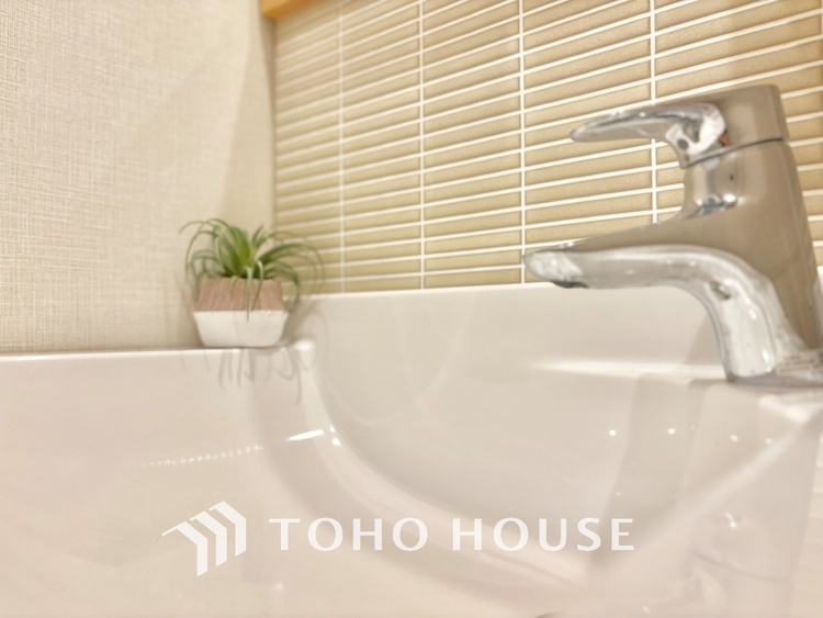 洗面 気持ちの良い朝をつくりだし、夕方には笑顔を取り戻させてくれるミラー。パウダールームはいつでも本来の自分を取り戻せる空間。明るく仕上げてあります。