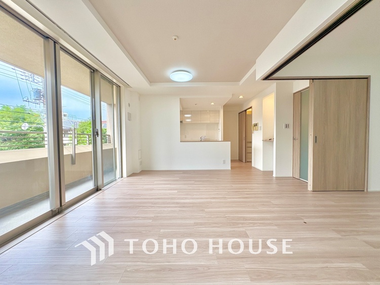 内装 叶えたかったのは落ち着きのあるナチュラルな風合い、そして開放感があるリビング。優雅な気分に浸れる幸せな時間を家族が自然と集まりたくなるこの空間で。