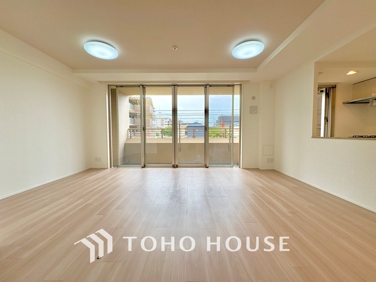 内装 ◆瀟洒な空間◆落ち着いた小棚や室内の緑光、アクセントのある彩が見事に調和させた瀟洒なリビングルーム。ここに集まる家族の会話と笑顔が絶え間なく続く幸せな空間。