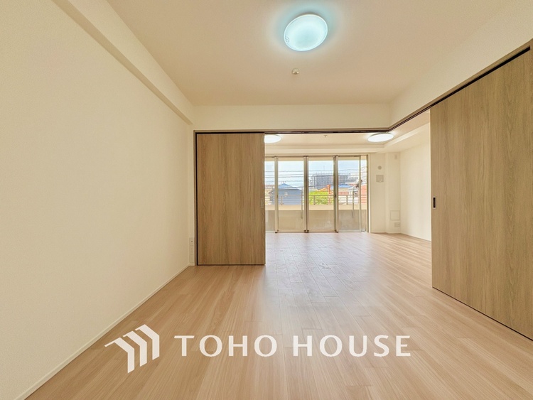 内装 風の通り道。舞い込んでくる風が優しく躍り、室内に爽やかな空気を運んでくる。そこに季節の息吹を感じて、いまがどんな季節なのかを実感する。