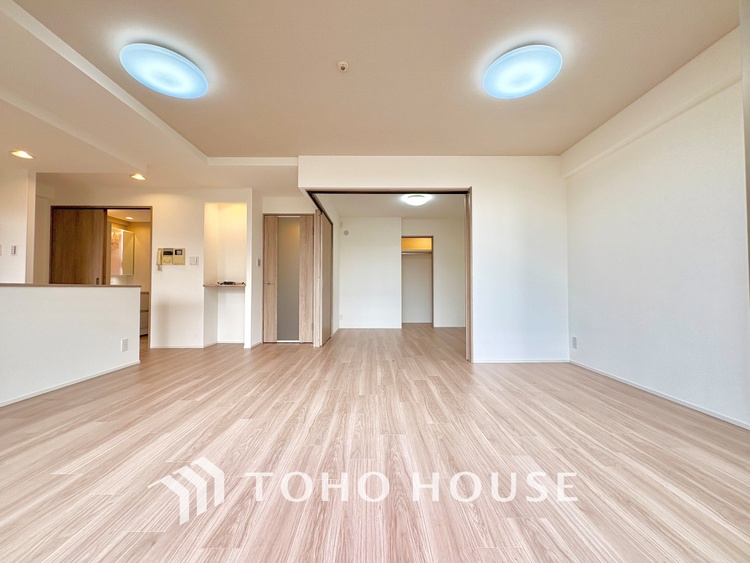 内装 ここはみんなが集い、食事と楽しい会話が始まる場所。話に夢中になりすぎて、ついつい時を忘れ、夜半過ぎになってしまう。そんな束の間の幸せを感じさせてくれます。