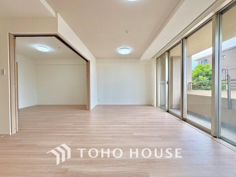 内装 ◆瀟洒な空間◆落ち着いた小棚や室内の緑光、アクセントのある彩が見事に調和させた瀟洒なリビングルーム。ここに集まる家族の会話と笑顔が絶え間なく続く幸せな空間。