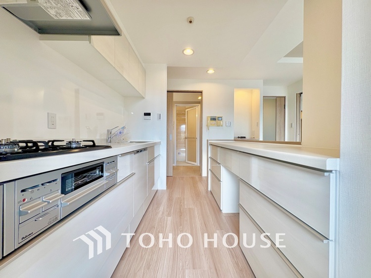 キッチン 手元の収納から、足元の収納までが全てスライド式で、奥のスペースまで有効に活用できます。奥まで上から見渡せるので、たまにしか使わない調理器具もサッと取出せます。