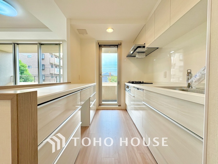 キッチン キッチンは家族の絆を育む大切な空間。シンプルで使い易いシステムキッチンで愉しく作る料理は愛情のある美味しいご馳走に。家族で使える対面式キッチンです。