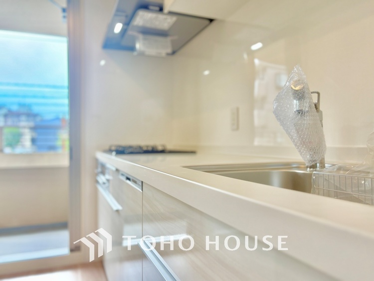 キッチン 広々としたキッチンのシンクは、料理の準備と片付けを楽にし、使いやすさを最大限に引き立てます。