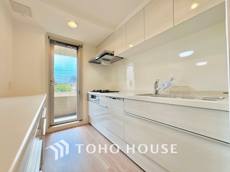 キッチン キッチンは家族の絆を育む大切な空間。シンプルで使い易いシステムキッチンで愉しく作る料理は愛情のある美味しいご馳走に。家族で使える対面式キッチンです。