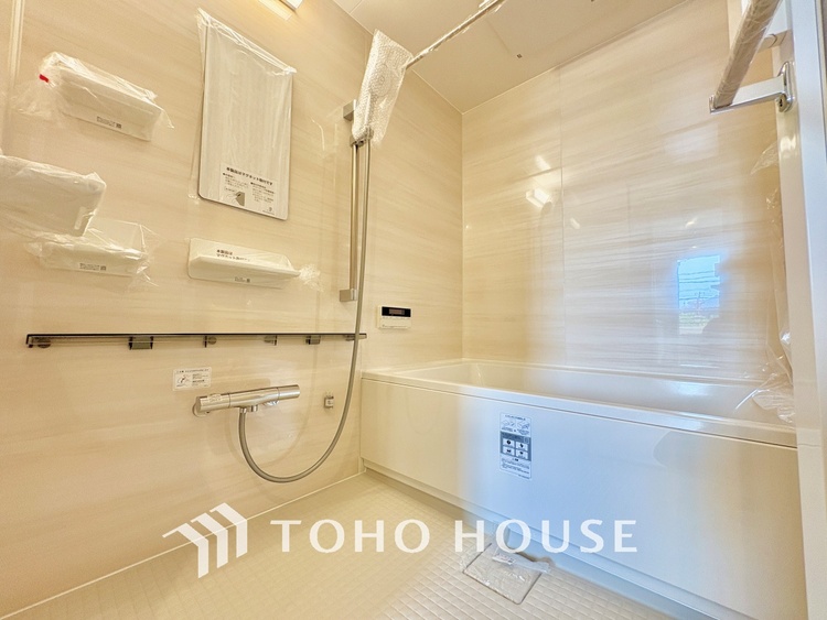 風呂 【浴室】《一日の疲れを落としてくれる場所は、落ち着く場所でなければならない》　高級感溢れるカラーと大きさ・柔らかな曲線で構成された半身浴も楽しめるバスタブが心地よさをもたらします。